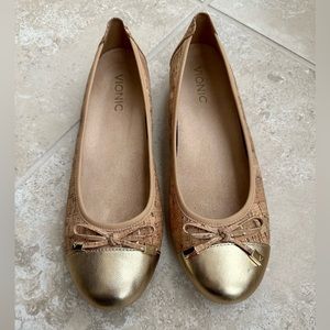 Vionic Women’s Minna beige/gold metallic ballet flat size 9 Narrow